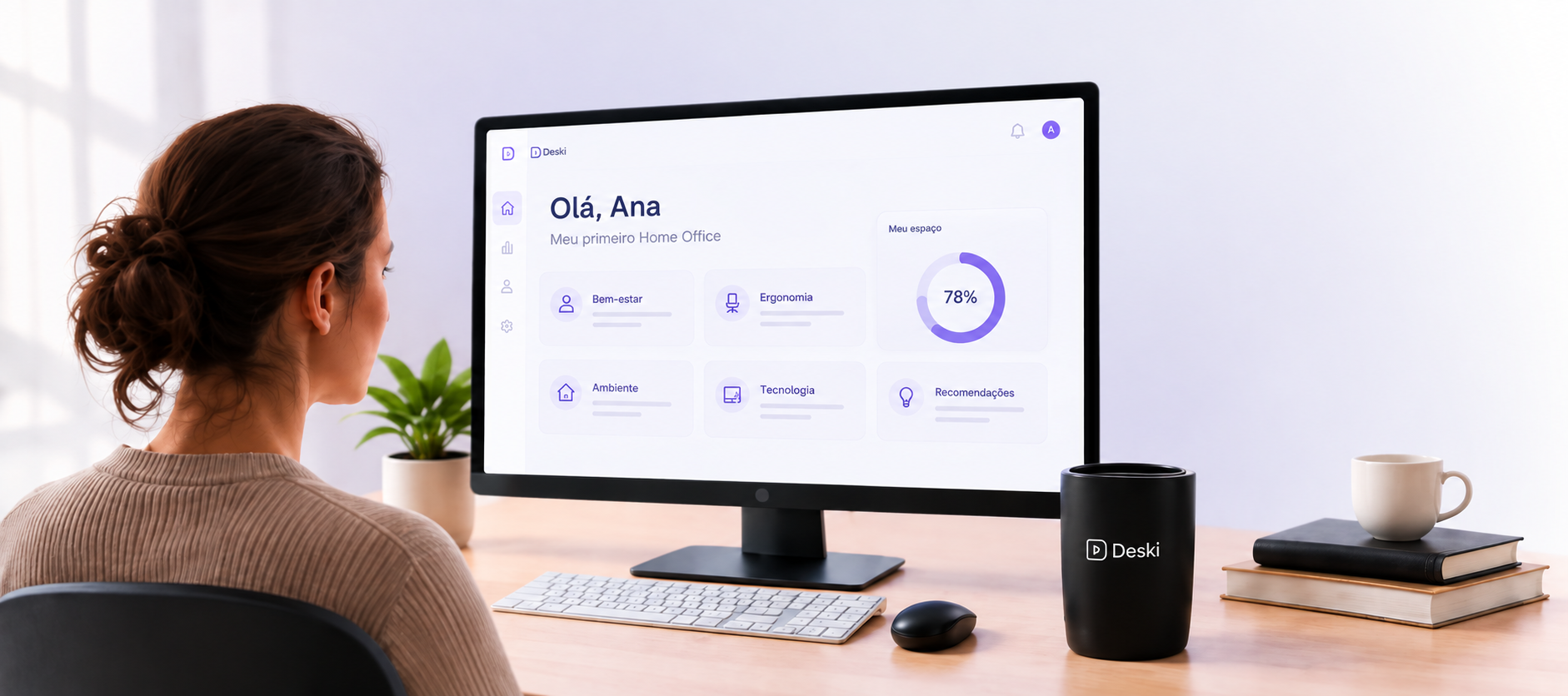 Colaboradora usando a plataforma Deski no home office